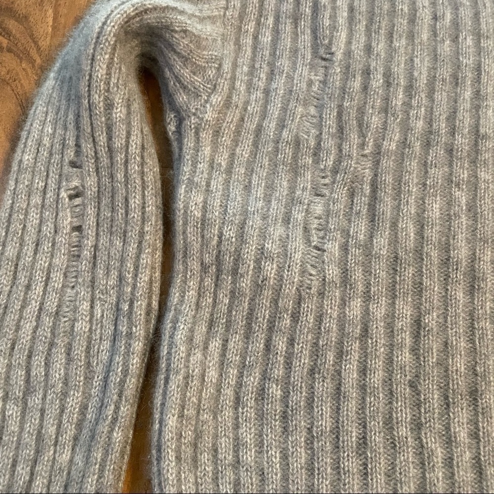 Aqua Cashmere Gray Rib-Knit Distressed Cashmere Sweater Size Small - Picture 9 of 9